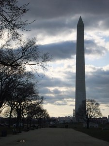 The day starts to wane at the Washington Monument.