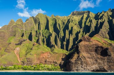 A better photo of the scenery, thanks to www.hokualakauai.com