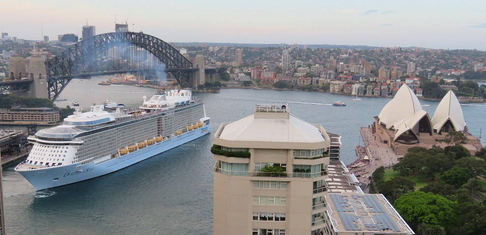 Cruise ship reverses away fro Circular Quay