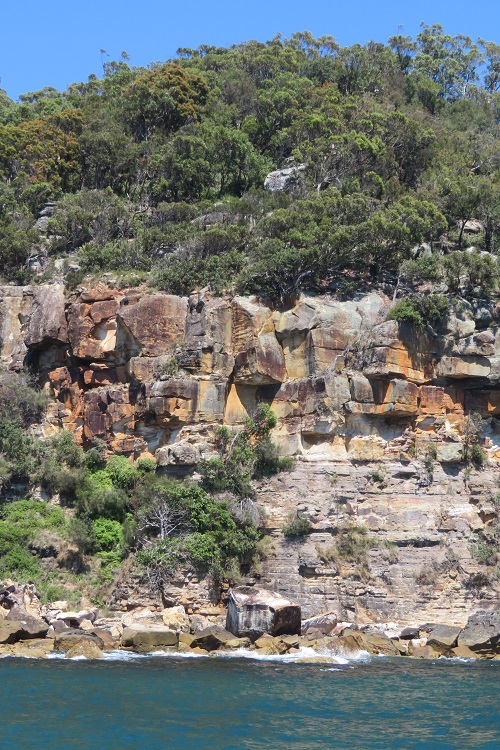 Colourful rock faces on the Hawkesbury River
