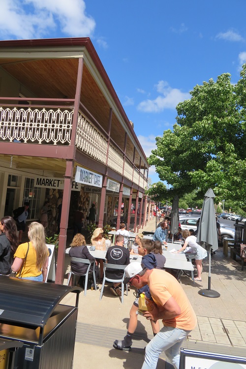 A busy Saturday morning on Market Street Mudgee
