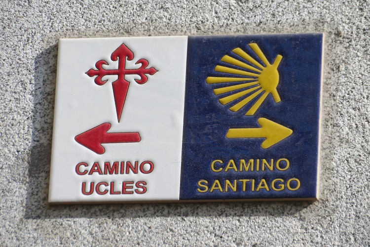 A sign for the Camino Madrid on the Church in Madrid