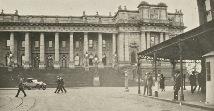 1930s - The hustle and bustle of the Melbourne streets in from of Parliament House. Source: Pinterest