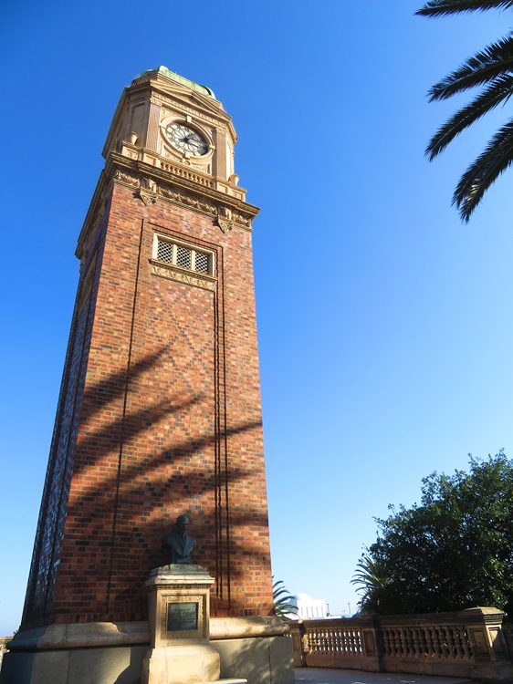 Telling the time on St Kilda Esplanade, Melbourne