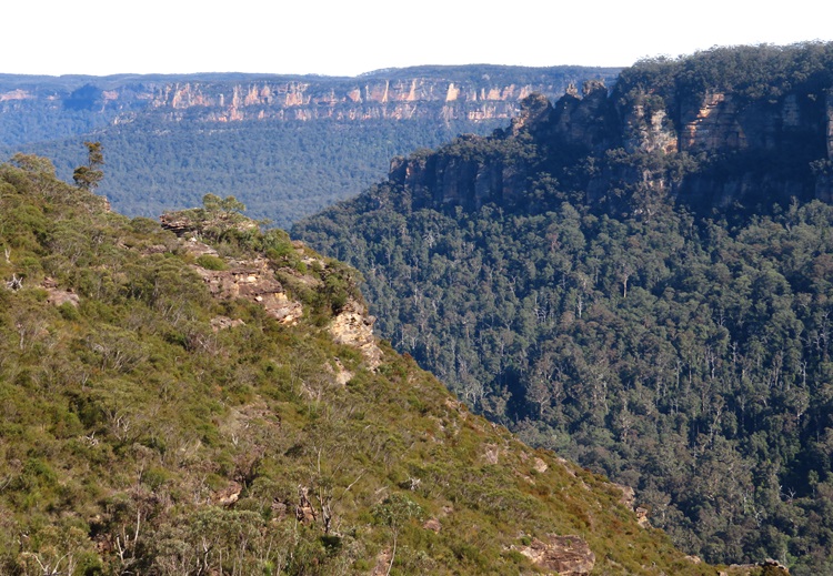 Blue skies and blue valleys on the Grand Cliff Top Walk, Blue Mountains