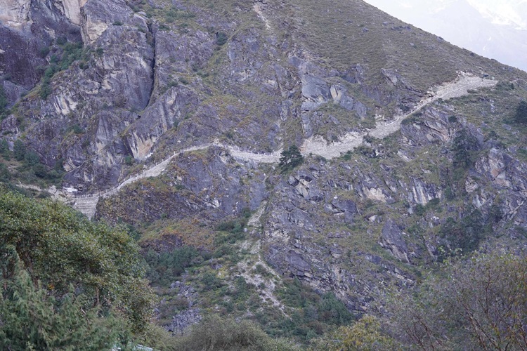 The steep path leaving Kyangjuma