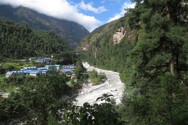 River views on the way to Monjo