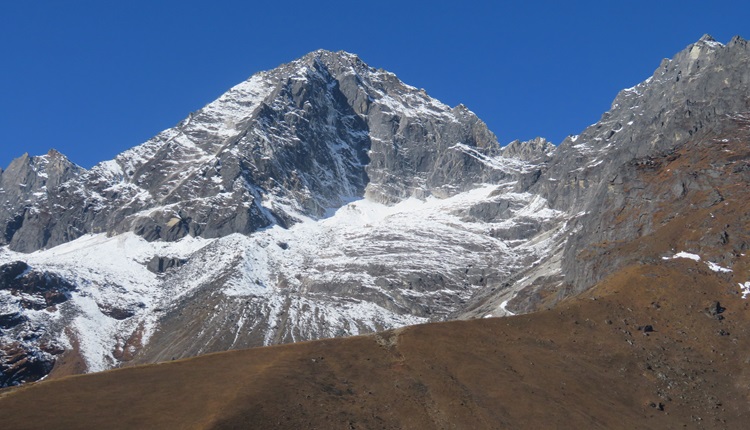 Mountain views on the way to Gokyo