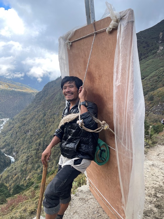 The Plywood Porter on the way to Dole