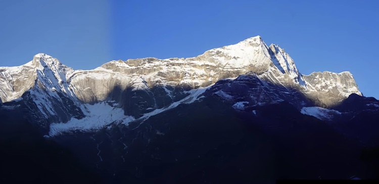 Mountain views on the Everest Base Camp Circuit, the Himalayas, Nepal