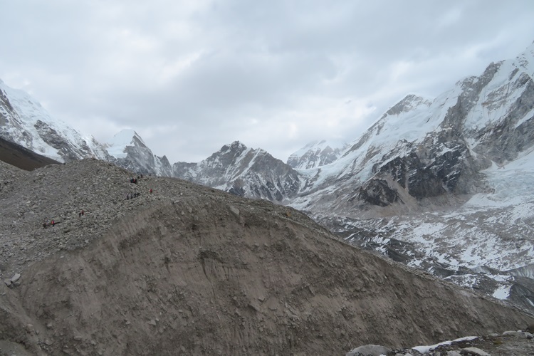 Little ant people queue on a narrow ridge on the way back from Gorak Shep