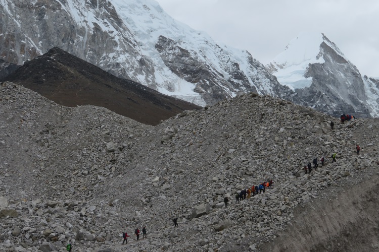 Little ant people queue on a narrow ridge on the way back from Gorak Shep