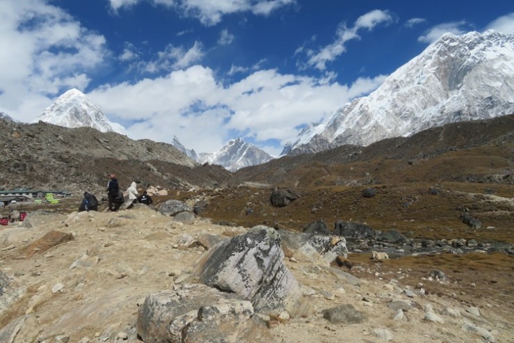 A patch of blue skie on the way back from Lobuche