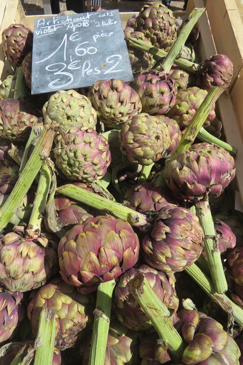 Farmers markets in France - artichokes