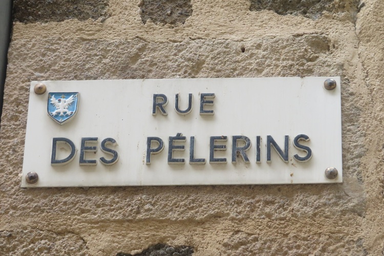 A sign for the Chemin de Saint Jacques in French