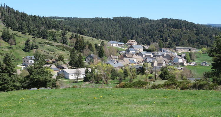 Views down to the valley on the Chemin de Saint Jacques